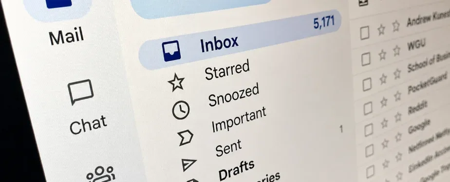 E-Mail-Postfach mit über 99 ungelesenen Nachrichten